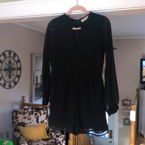 ABERCROMBIE & FITCH zip back sheer sleeve romper in black. Size 2. - Picture 3 of 15